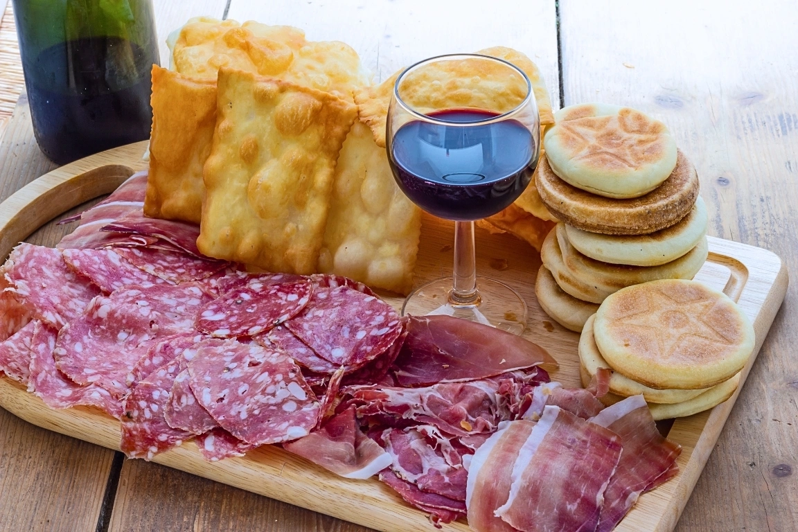 crescentine modenesi con salumi e vino