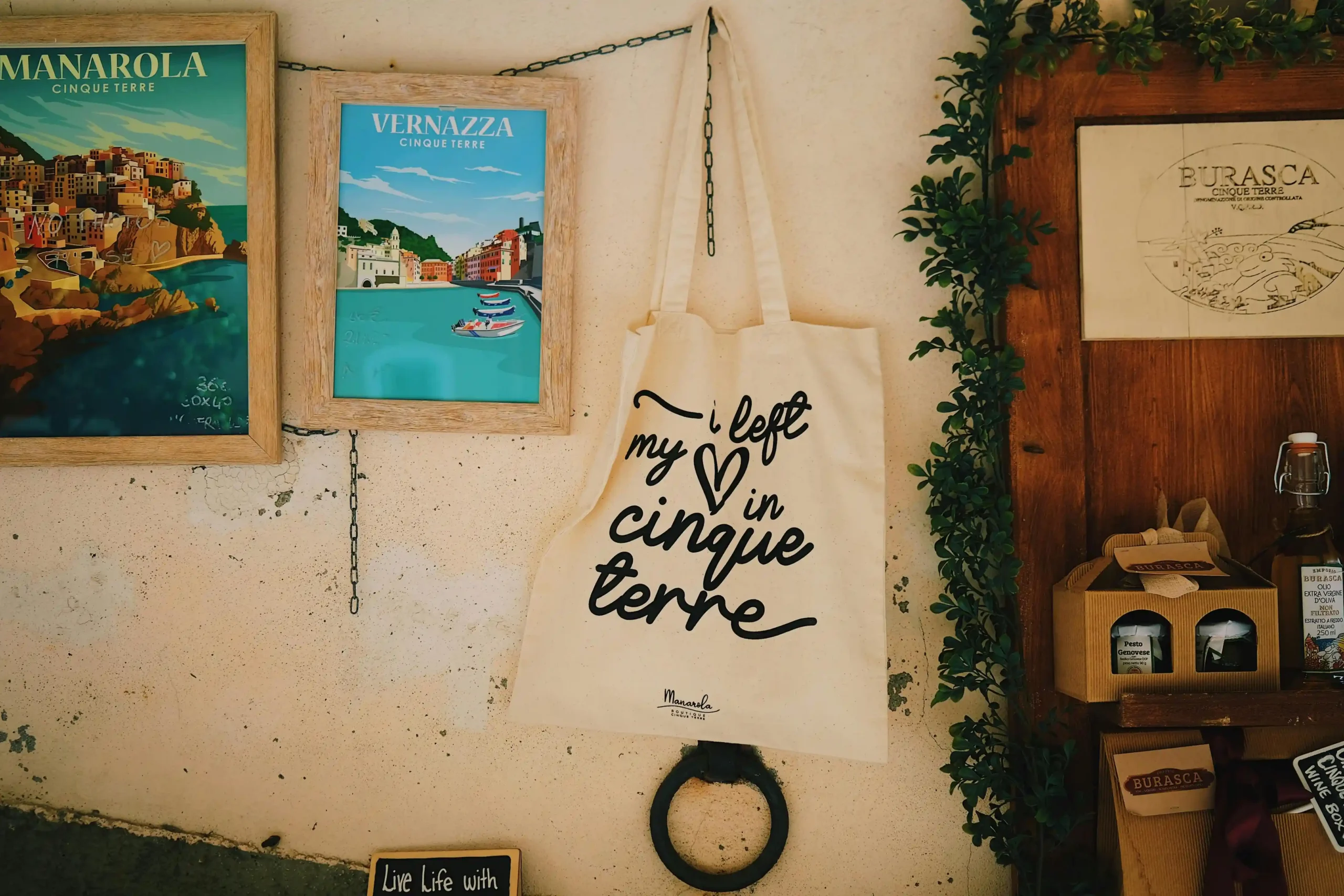 souvenir in negozio tour delle cinque terre