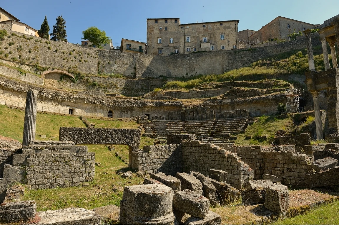 tour volterra anfiteatro romano