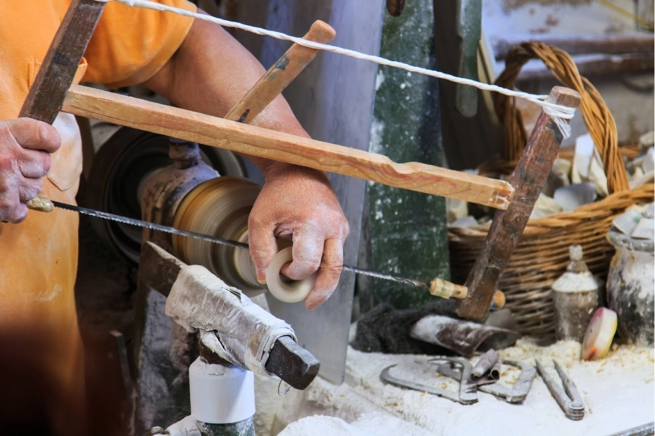 tour volterra artigiano lavora alabastro