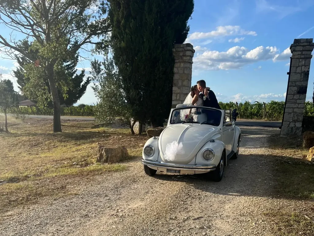 Sposi su Maggiolino Cabrio matrimonio
