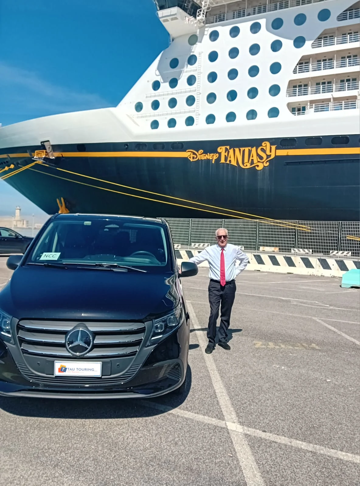 tau touring al porto in attesa dei crocieristi