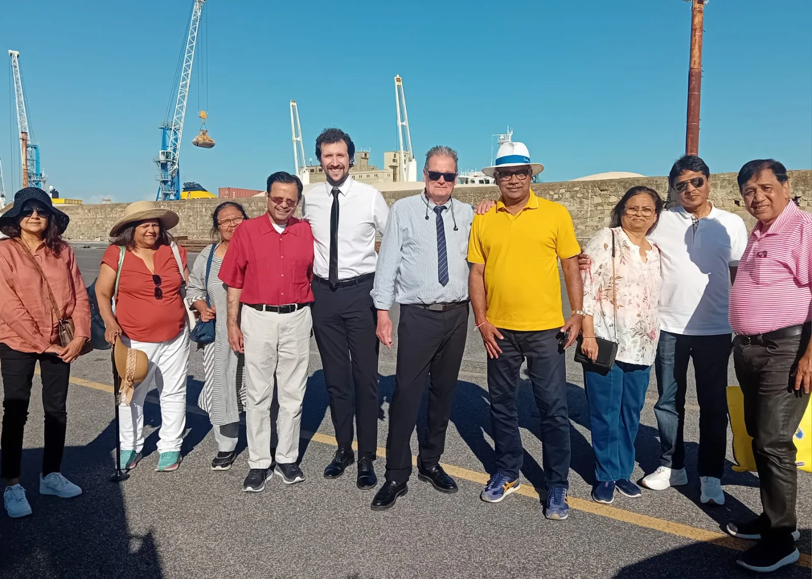 foto crocieristi durante escursione con tau touring